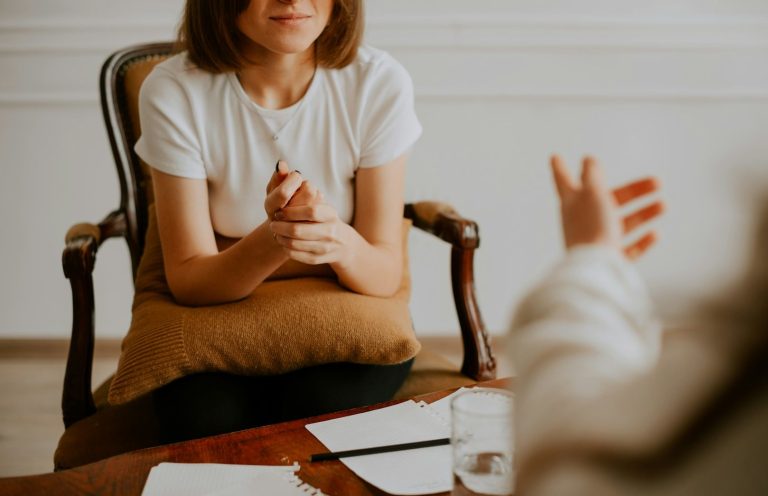 Sesiones individuales enfocadas en la regulación emocional, utilizando técnicas como EMDR y mindfulness para fomentar el bienestar y fortale